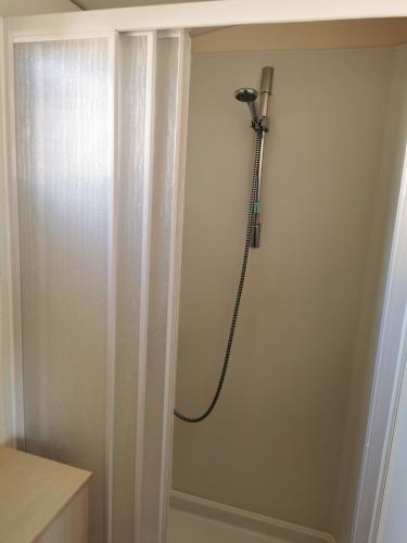 - une douche dans l'angle de la chambre dans l'établissement Mobil home 6 personnes climatisé ., à Port-la-Nouvelle