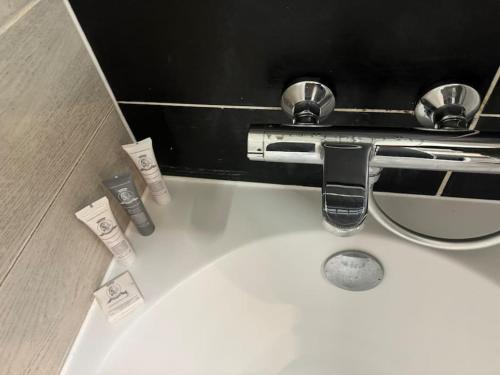 - un lavabo avec 2 brosses à dents et un miroir dans l'établissement Cosi apartment near La Défense, à Courbevoie