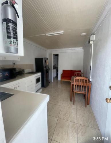 Una cocina o zona de cocina en Thrillers for the guest that works remote