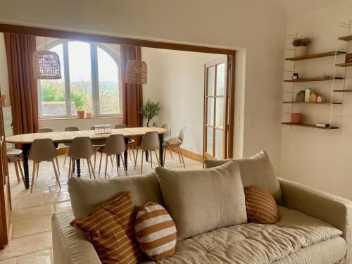 ein Wohnzimmer mit Sofa und Tisch in der Unterkunft gite seccotine in Saint-Mard-de-Vaux