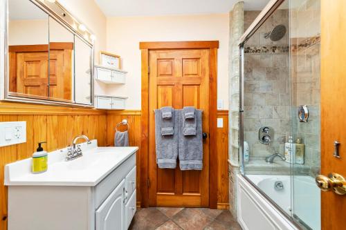 a bathroom with a sink and a shower at Caz-A-Verde in Cazadero