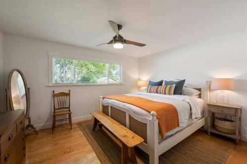 - une chambre avec un lit et un ventilateur de plafond dans l'établissement Five Oaks, à Forestville
