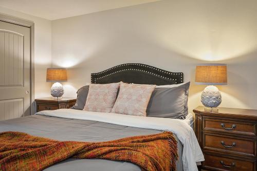 A bed or beds in a room at Creekside Lodge