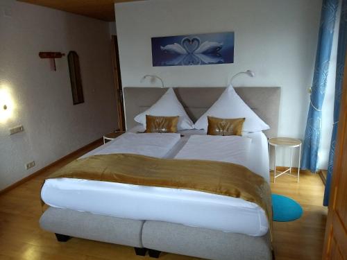 1 dormitorio con 1 cama blanca grande en una habitación en Meyerhof, en Wittenweier
