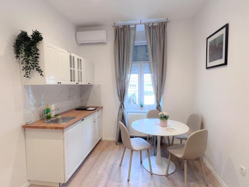 Apartman No. 3 في زغرب: مطبخ صغير مع طاولة ومغسلة