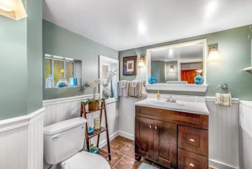 W łazience znajduje się toaleta, umywalka i lustro. w obiekcie Riverdale w mieście Monte Rio