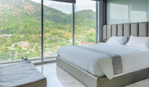 Postel nebo postele na pokoji v ubytování 360* Ultimate Penthouse Entire TOP FLOOR and RESORT with GREAT AMENITIES