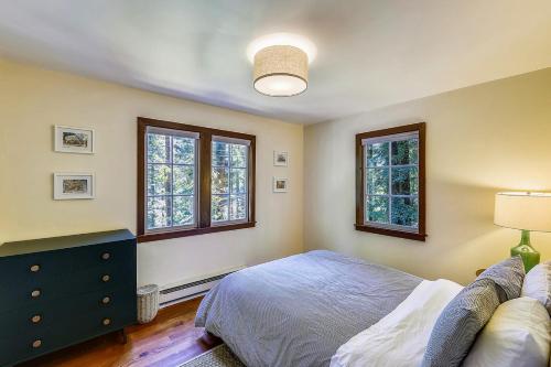 Una cama o camas en una habitación de Wanderwood