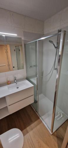 ブランケンベルヘにあるBella Vista Walboのバスルーム(シャワー、洗面台、トイレ付)