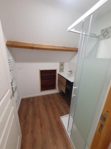 une petite cuisine avec un évier et un comptoir dans l'établissement Maison village calme, Douai à 10min., à Goeulzin