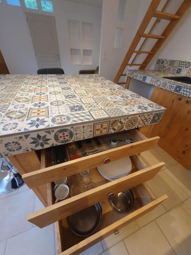 - une cuisine avec une table et un comptoir dans l'établissement Maison village calme, Douai à 10min., à Goeulzin