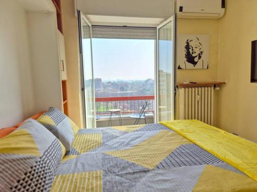 a bedroom with a bed with a view of a balcony at Milano/Cinisello Tram 31 (M5 BIGNAMI) in Cinisello Balsamo