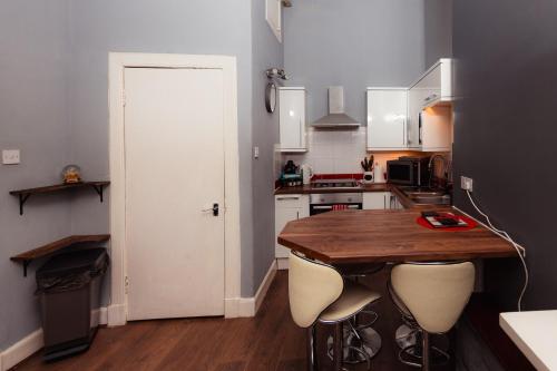 A cozinha ou cozinha compacta de Warm 1 Bed Apartment by Holyrood Palace and Park!