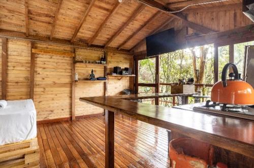 una cocina con una encimera grande en una cabaña en Cabaña en Medio del Bosque con Jacuzzi - Santa Elena, en Santa Elena