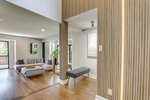 una sala de estar con un sofá y una mesa en Mid-Century Modern Luxe Retreat with Hot Tub and Decks, en Atlanta