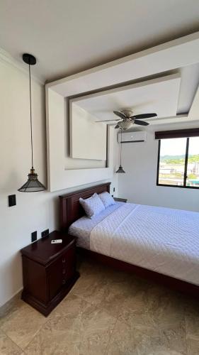 1 dormitorio con 1 cama y ventilador de techo en Residencia Vigonza, en Puerto López