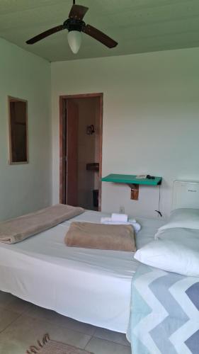 En eller flere senger på et rom på Pousada Alforria