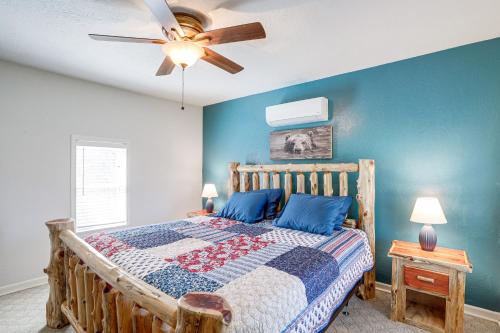 - une chambre avec un lit en bois et un ventilateur de plafond dans l'établissement Serene Guion Cabin Less Than 1 Mi to the White River!, 