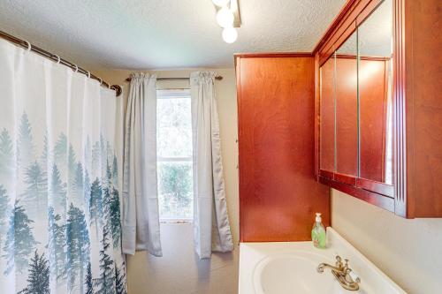 La salle de bains est pourvue d'un lavabo et d'une fenêtre. dans l'établissement Serene Guion Cabin Less Than 1 Mi to the White River!, 