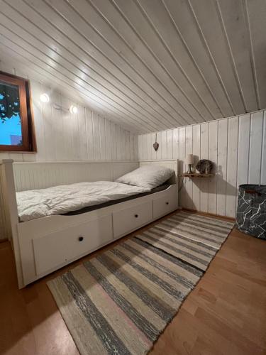 Cama en habitación pequeña con alfombra en Waldfee en Panketal