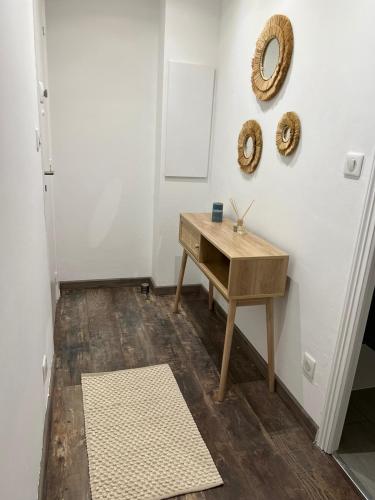 Cette chambre comprend une table et un miroir mural. dans l'établissement Appartement Centre Ville Dea, à Ajaccio