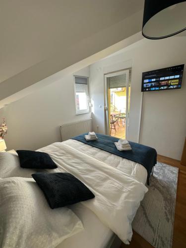 sypialnia z dużym łóżkiem z 2 poduszkami w obiekcie CAPITAL APARTMAN VIROVITICA w mieście Virovitica