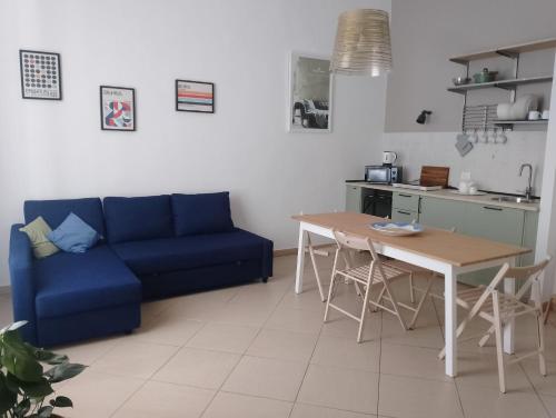 sala de estar con sofá azul y mesa en Casa Cavour, en Livorno