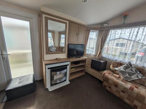 Η κουζίνα ή μικρή κουζίνα στο Meadow Lakes Caravan Golden palm