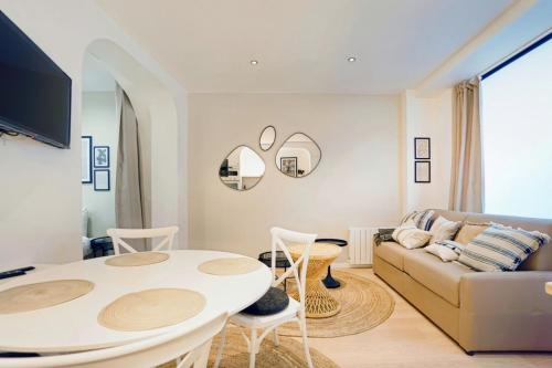 un salon avec un canapé et une table dans l'établissement Comfortable and ideally located in Paris 15, à Paris