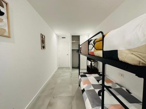 un pasillo con 2 literas en una habitación en Apartamento Luxury en Burriana, en Burriana