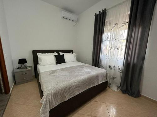 Ένα ή περισσότερα κρεβάτια σε δωμάτιο στο Kiki's Rooms 1