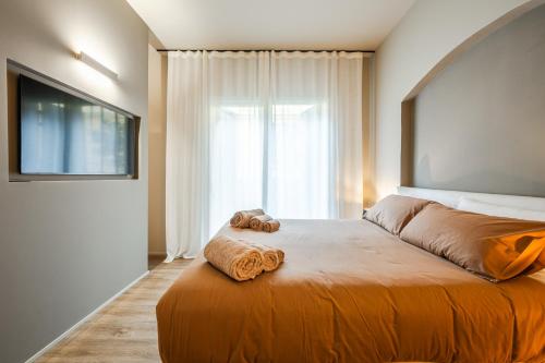 una camera da letto con un grande letto con una grande finestra di Urban Cottage [Free Parking - Private Garden] a Bologna