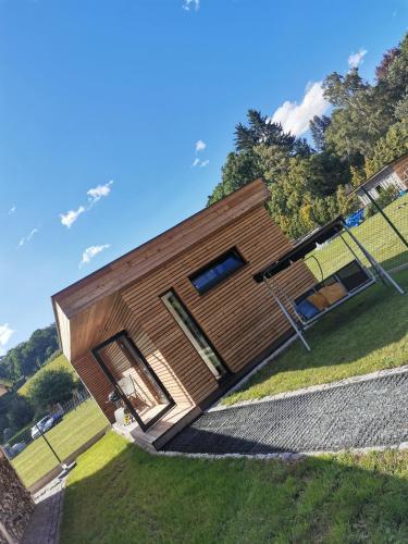 Casa moderna con fachada de madera en Minidomeček Páteček, en Klatovy