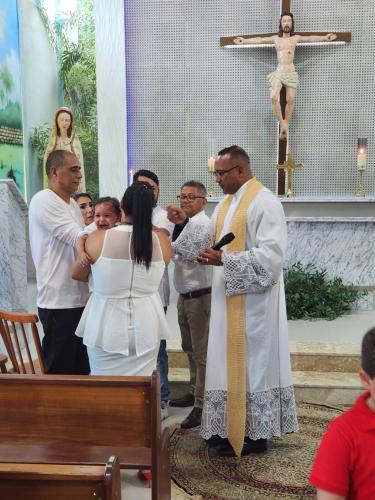 un gruppo di persone in piedi in una chiesa con un prete di Eventos Villa Garden ad Aracaju