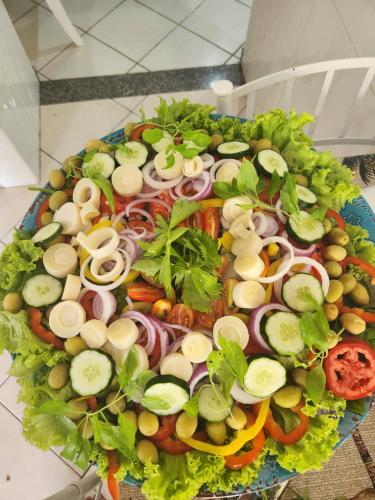 een hoop groenten op een bord op een tafel bij Eventos Villa Garden in Aracaju