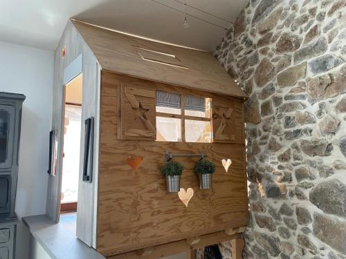 een houten hondenhok met harten aan de muur bij Chez Tony et Laurie in Montbrun-des-Corbières