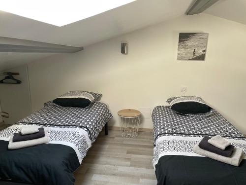 deux lits côte à côte dans une pièce dans l'établissement Chez Tony et Laurie, à Montbrun-des-Corbières