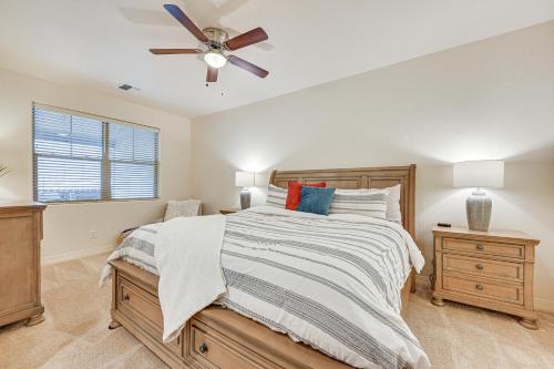 フラッグスタッフにあるFlagstaff Townhome with Patio 4 Mi to Downtown!のベッドと天井扇風機のある寝室