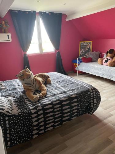 un tigre farci posé sur un lit dans une pièce dans l'établissement maison des caucases, à Baron