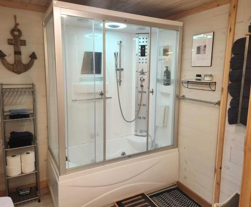 y baño con ducha y puerta de cristal. en Close to Munising, Pictured Rocks, ORV access, en Shingleton