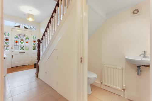 uma casa de banho com um WC e um lavatório em Windsor House near the Park em Hendon