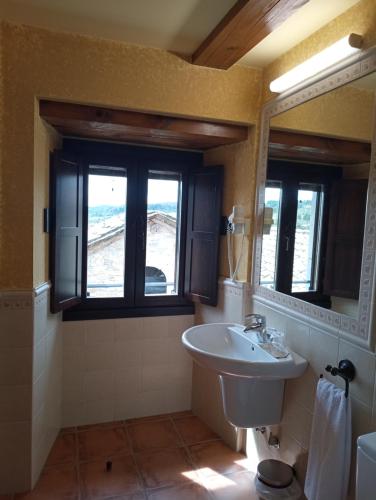 a bathroom with a sink and a mirror at HOSPEDERIA SANTA FE in Epároz