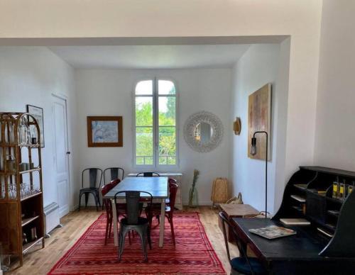 un salon avec une table et une salle à manger dans l'établissement Maison de vacances pour 2, 6 ou 10 personnes, à Lège-Cap-Ferret