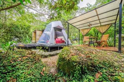 a tent and a table and chairs in a yard at TERRAMAGA glamping in San Francisco