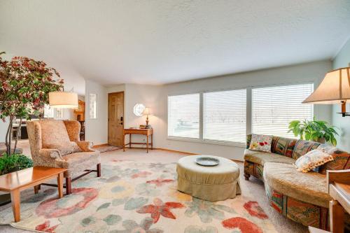Ruang duduk di Idyllic Rock Island Home with Columbia River Views