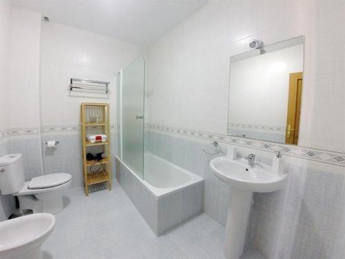 Ein Badezimmer in der Unterkunft Charmantes Ferienhaus in Gálvez mit Grill