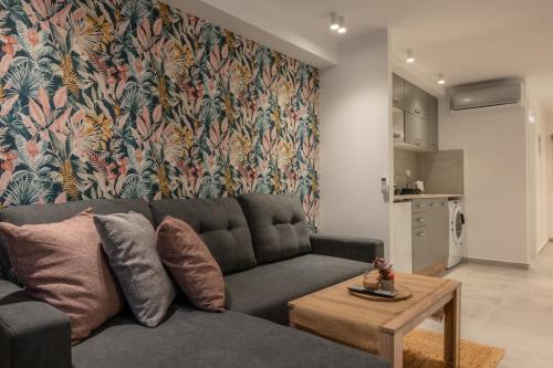 un salon avec un canapé et une table dans l'établissement Monastiraki Urban Studio, à Athènes