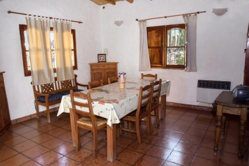 蒂爾卡拉的住宿－Rincon de Sueños，一间带桌椅的用餐室
