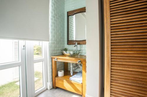 y baño con lavabo y espejo. en Steps From Ocean Couple's Getaway Private Villa, en Playa Venao
