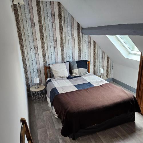 une chambre avec un lit dans un grenier dans l'établissement Gîte de charme aux portes des châteaux, à Suèvres